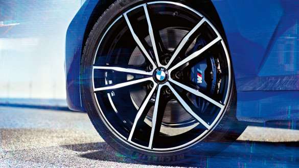 BMW Série 3 Berline, freins M sport. Détail de la roue de la BMW Série 3 Berline avec freins M sport.