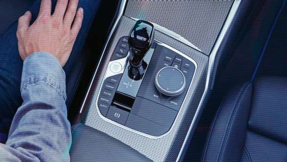 BMW Série 3 Berline, boîte de vitesses sport Steptronic. Détail en plongée de la console centrale de la BMW Série 3 Berline avec levier de vitesses et boîte de vitesses sport Steptronic.