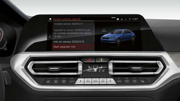 BMW Série 3 Berline, Remote Software Upgrade. Gros plan frontal de l’affichage du poste de conduite de la BMW Série 3 Berline avec Remote Software Upgrade.