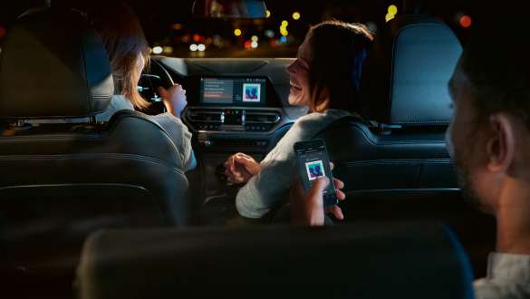 BMW Série 3 Berline, Connected Command. Gros plan frontal de l’affichage du poste de conduite de la BMW Série 3 Berline avec Connected Command.