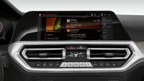 BMW Série 3 Berline, Connected Music. Gros plan frontal de l’affichage du poste de conduite de la BMW Série 3 Berline avec Connected Music.