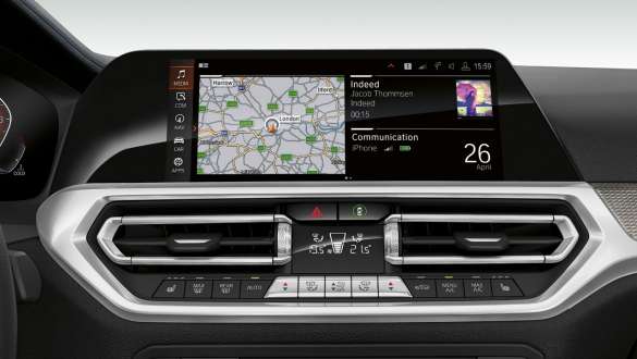 BMW Série 3 Berline, BMW Operating System 7.0. Gros plan frontal de l’affichage du poste de conduite de la BMW Série 3 Berline avec Système d’exploitation BMW 7.0.