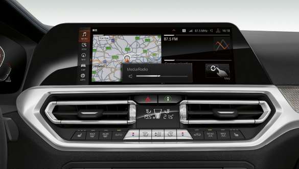 BMW Série 3 Berline, BMW Gesture Control. Gros plan frontal de l’affichage du poste de conduite de la BMW Série 3 Berline avec BMW Gesture Control.