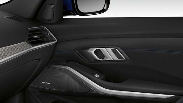 BMW Série 3 Berline, Harman Kardon Surround Sound System. Gros plan du côté intérieur de la porte du passager avant éclairée, avec haut-parleur intégré du système audio Harman Kardon Surround Sound System.