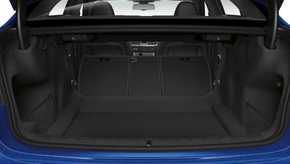 BMW Série 3 Berline, trappe de passage. Gros plan du compartiment à bagages ouvert avec les sièges arrière repliés à demi.