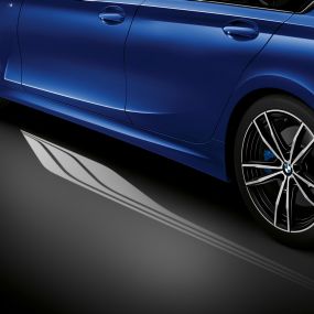BMW Série 3 Berline, éclairage de bienvenue. Détail sur le côté de la portière conducteur ouverte avec l'éclairage de bienvenue