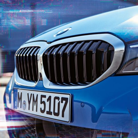BMW Série 3 Berline, double calandre. Gros plan de profil de la double calandre de la BMW Série 3 Berline.