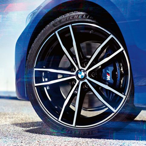 BMW Série 3 Berline, jantes en alliage léger 791 M. Gros plan sur les jantes en alliage léger 791 M Jetblack de 19'' de la BMW Série 3 Berline.