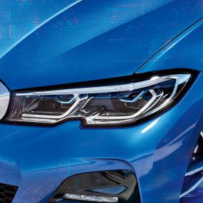BMW Série 3 Berline, BMW Laser. Gros plan latéral du phare avant droit avec BMW Laser.