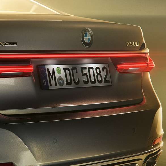 Emblèmes 750Li de la BMW Série 7 BMW Série 7 Berline : vue en gros plan de l’emblème 750Li à l’arrière
