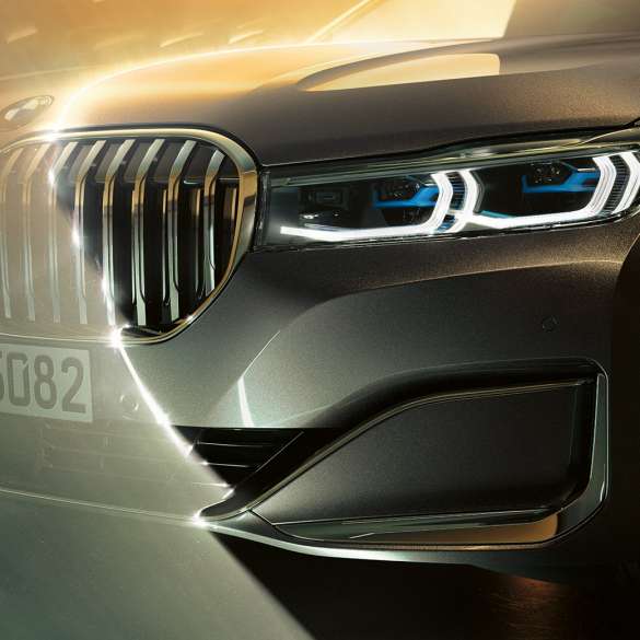 Les naseaux et le BMW Laserlight de la BMW Série 7 BMW Série 7 Berline : vue en gros plan de la partie avant avec les naseaux surdimensionnés et le BMW Laserlight