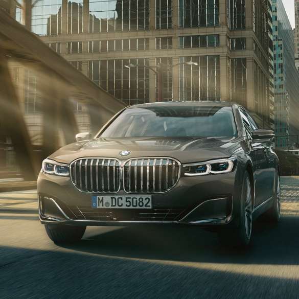 Les systèmes d’assistance au conducteur de la BMW Série 7 Systèmes d'assistance au conducteur : BMW Série 7 roulant dans un décor urbain