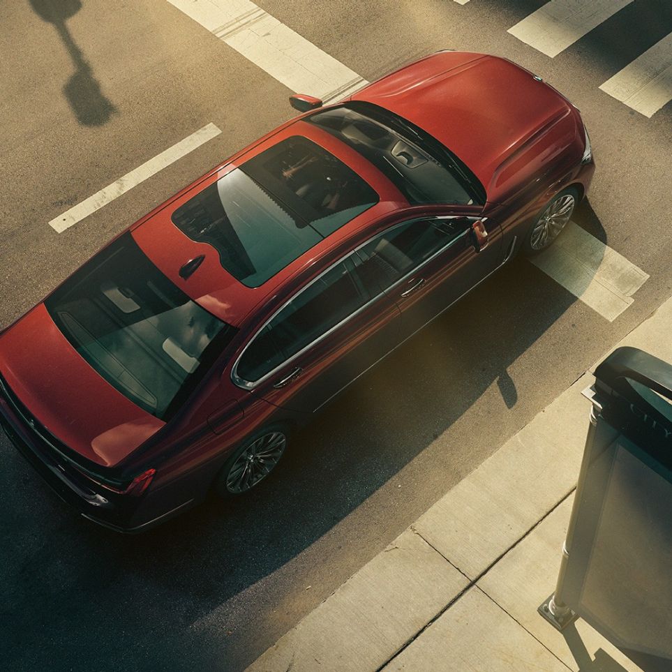 BMW Série 7 Berline Individual, vue en plongée Vue en plongée d’une BMW Série 7 Berline Individual rouge