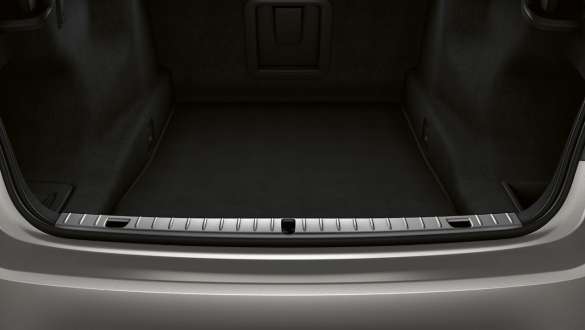 BMW Série 7 Berline, seuil de chargement en acier inoxydable BMW Série 7 Berline : vue en gros plan du seuil de chargement en acier inoxydable du compartiment à bagages ouvert