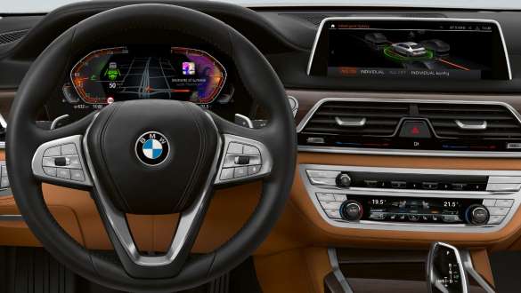 BMW Série 7 Berline : Driving Assistant Pack Professional BMW Série 7 Berline : affichage et combiné des instruments présentant le Driving Assistant Pack Professional