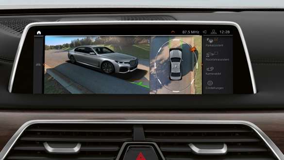 BMW Série 7 Berline : Parking Assistant Pack Plus BMW Série 7 Berline : écran affichant le Parking Assistant Pack Plus