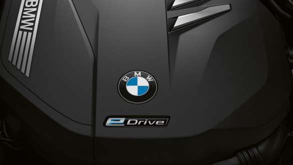 BMW Série 7 Berline, moteur électrique BMW Série 7 Berline : vue en gros plan du moteur électrique avec insigne eDrive