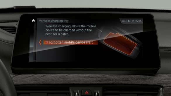 BMW X1, téléphonie avec recharge sans fil BMW X1, intérieur avec vue sur le Driving Assistant Plus dans le concept d'affichage et de commande.