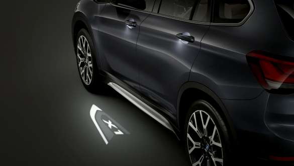 BMW X1, projection LED « X1 ». BMW X1, focus sur la projection LED « X1 ».