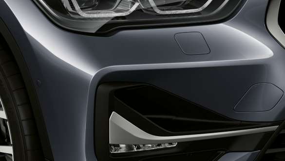 BMW X1, phares antibrouillards à LED. BMW X1, gros plan sur les phares antibrouillards LED.