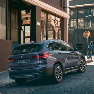 Feux LED de la BMW X1. BMW X1, vue de trois quarts arrière avec vue sur les feux arrière à LED.