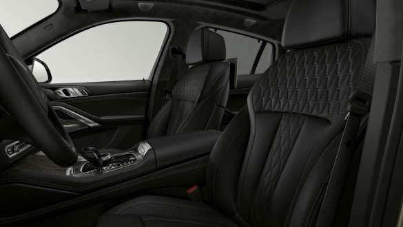 Sièges sport de la BMW X6. Habitacle de la BMW X6 avec vue sur les sièges sport.