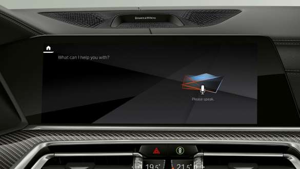 Head-Up Display avec BMW Intelligent Personal Assistant. Poste de conduite BMW X6 avec vue sur le BMW Intelligent Personal Assistant dans le Head-Up Display.