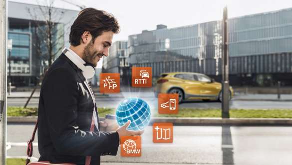 Homme tenant le ConnectedPackage Professional. Homme tenant en main le ConnectedPackage Professional.