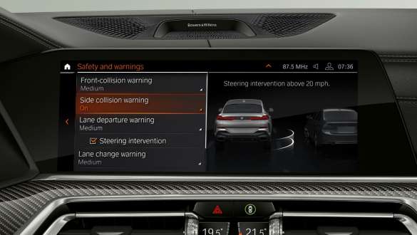 Head-Up Display avec Driving Assistant Pack Professsional. Poste de conduite de la BMW X6 avec vue sur le Driving Assistant Pack Professional dans le Head-Up Display.