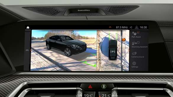 Head-Up Display avec Parking Assistant Pack Plus. Poste de conduite de la BMW X6 avec vue sur le Parking Assistant Pack Plus dans le Head-Up Display.
