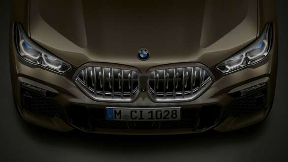 Avant de la BMW X6. Gros plan de l’avant de la BMW X6 avec les naseaux BMW Iconic Glow vus en plan.