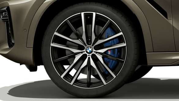 BMW X6 avec vue sur une jante en alliage léger. Extérieur de la BMW X6 avec vue sur une jante en alliage léger.