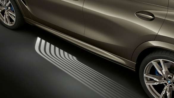 BMW Welcome Light Carpet. Vue de profil de la BMW X6 avec détail du Welcome Light Carpet.