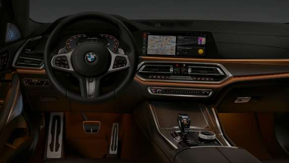 Poste de conduite avec vue sur l’éclairage d’ambiance. Poste de conduite de la BMW X6 avec vue sur l’éclairage d’ambiance.