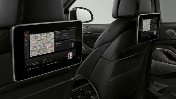 Système d'infodivertissement Professional aux places arrière. Gros plan de l’habitacle de la BMW X6 avec vue sur le système d’infodivertissement Professional aux places arrière.