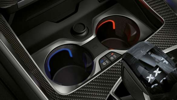 Porte-boissons tempérés. Gros plan de l’habitacle de la BMW X6 avec vue sur les porte-boissons tempérés.