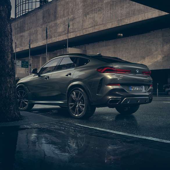 Extérieur de la BMW X6. La BMW X6 vue de trois quarts arrière devant un décor urbain.