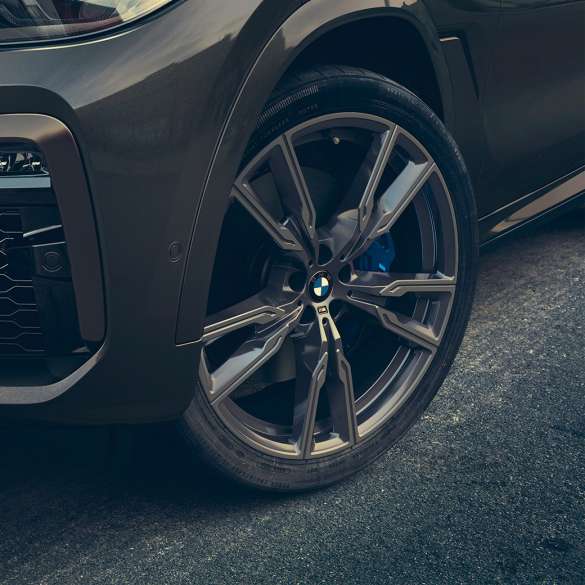 Jantes BMW M 22’’ en alliage léger. Gros plan des jantes BMW M 22" en alliage léger.