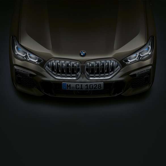 Avant de la BMW X6. Gros plan de l’avant de la BMW X6 avec les naseaux BMW Iconic Glow vus en plan.