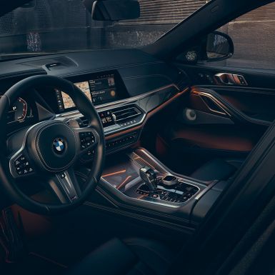 Poste de conduite avec vue sur les écrans de 12,3". Poste de conduite de la BMW X6 avec vue sur les écrans de 12,3".