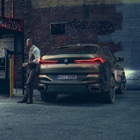 Arrière de la BMW X6. Vue arrière de la BMW X6 devant un décor urbain.