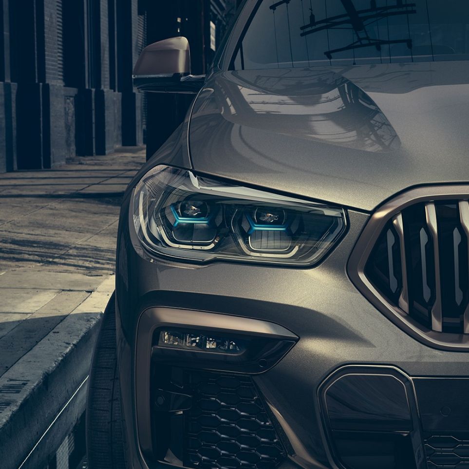 Laser BMW. Gros plan de la BMW X6 avec vue sur l’éclairage au laser.