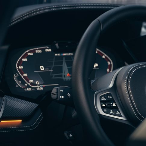 Systèmes d’assistance BMW. Gros plan de l’habitacle de la BMW X6 avec vue sur le combiné des instruments.