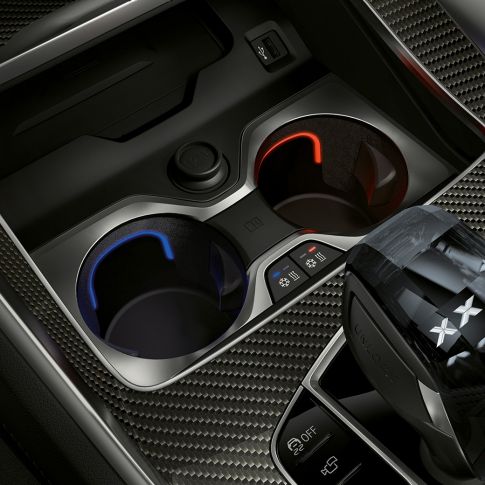 Porte-boissons tempérés. Gros plan de l’habitacle de la BMW X6 avec vue sur les porte-boissons tempérés.