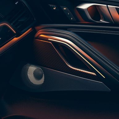 Haut-parleurs de la BMW X6. Gros plan de l’habitacle de la BMW X6 avec vue sur les haut-parleurs.