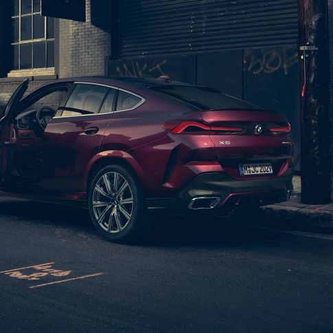 Vue arrière de la BMW X6 Individual. vue de trois quarts arrière de la BMW X6 Individual à l’arrêt.