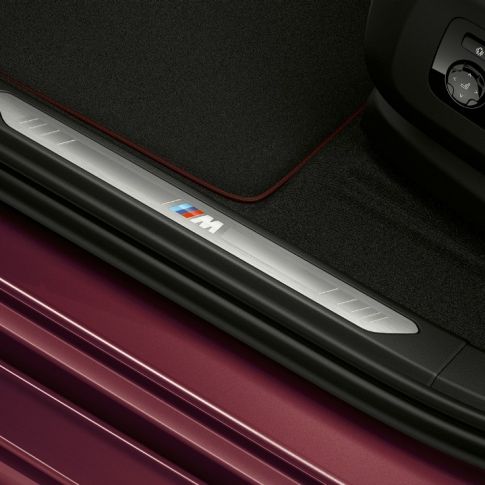 Seuil de porte BMW X6 Individual. Habitacle de la BMW X6 Individual avec vue en gros plan du seuil de porte.