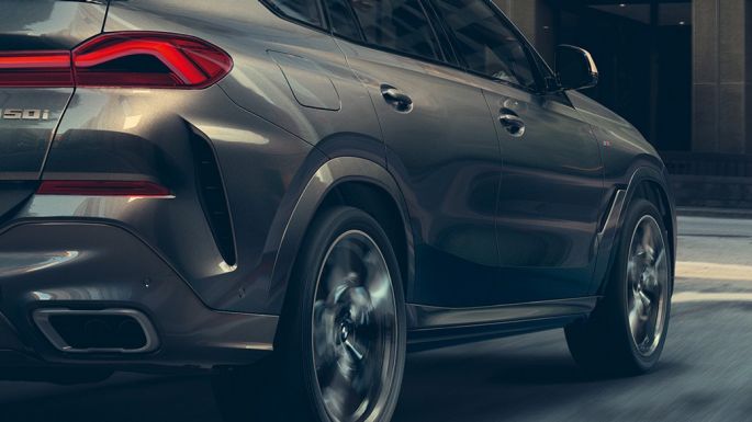 Suspensions SelectDrive M Pro. Vue de trois quarts arrière de la BMW X6.