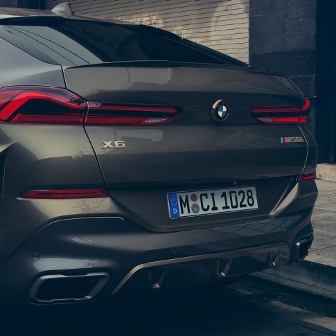 Système d’échappement M Sport de la BMW X6. Gros plan du système d’échappement M Sport de la BMW X6.