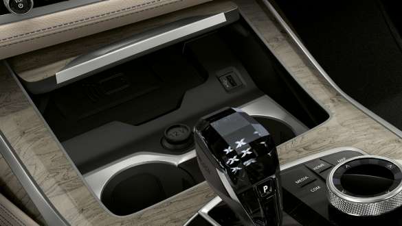 Porte-Boissons tempérés Gros plan de la console centrale avec centrage sur les porte-boissons tempérés
